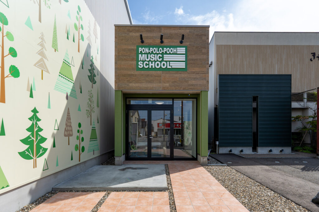 商店街にとけ込む、子どもも大人も笑顔になる平屋の音楽教室(白山市音楽教室新築)